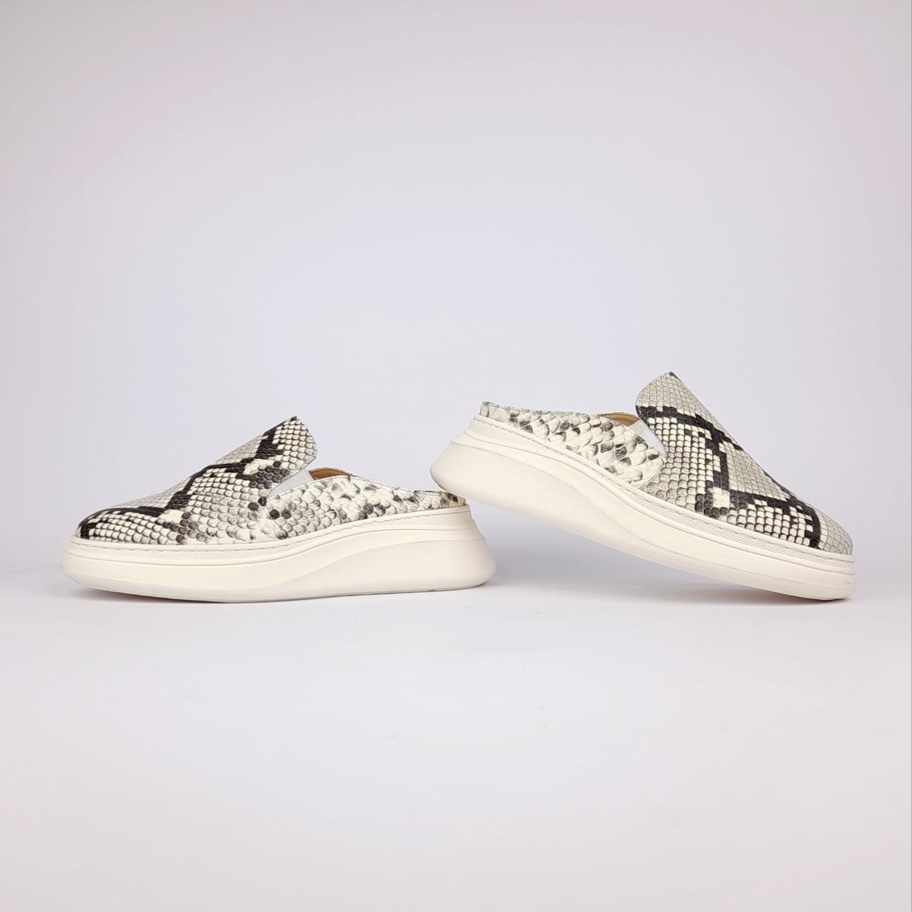 Volzak 02 Beige & Black Leather Mule