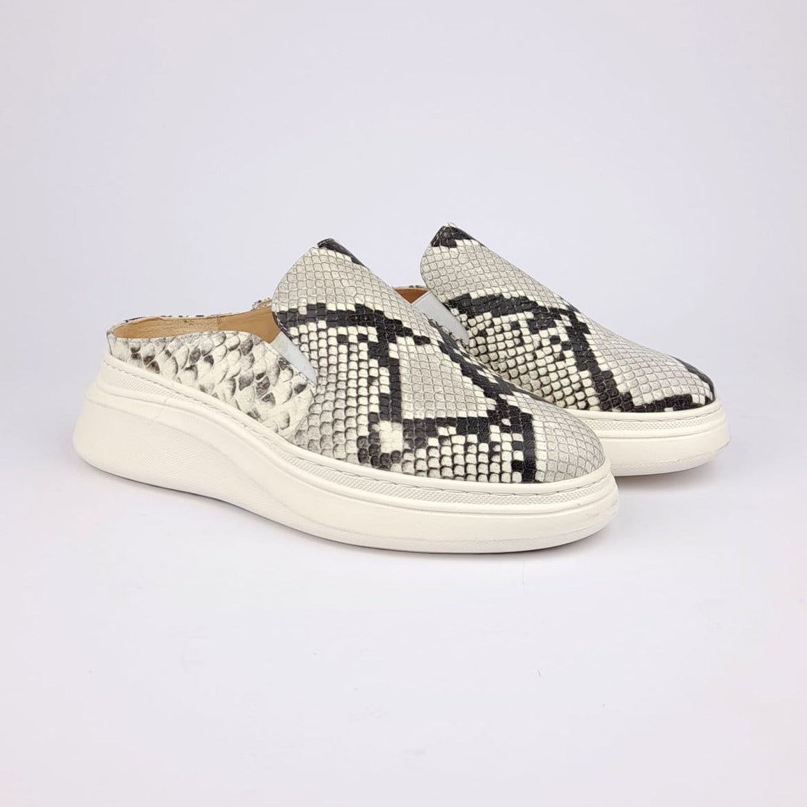 Volzak 02 Beige & Black Leather Mule