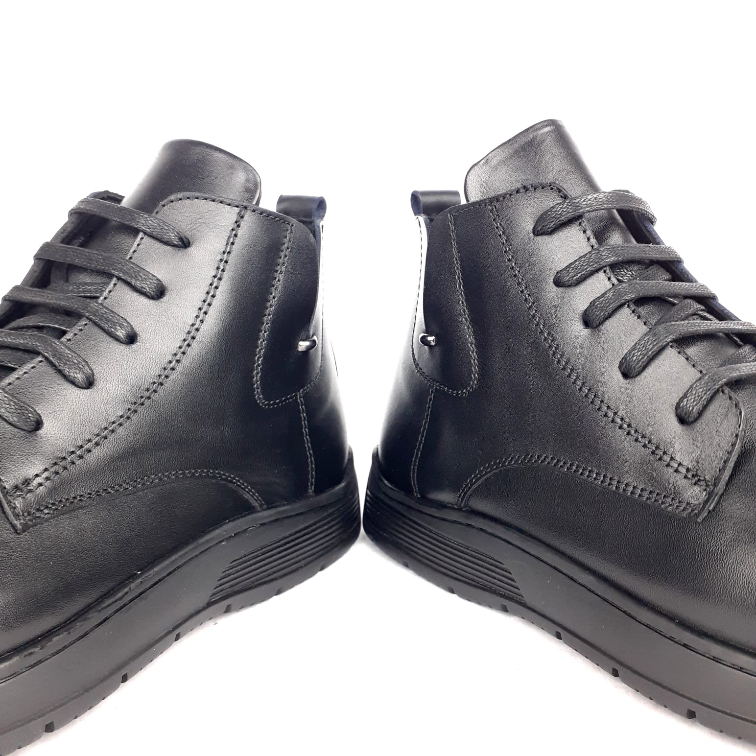 7023 Black leather ankle boot