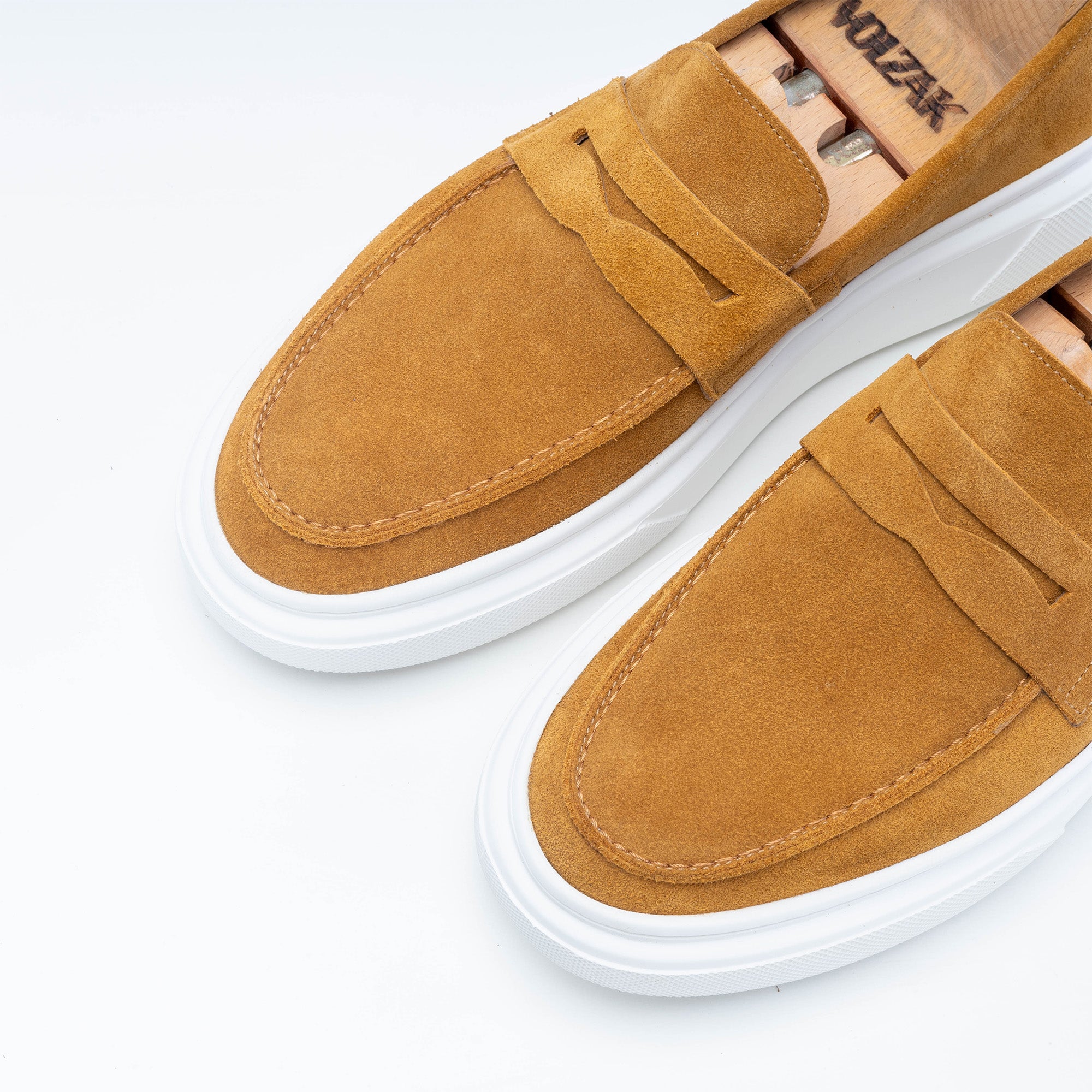 Volzak 300 Camel suede sneaker