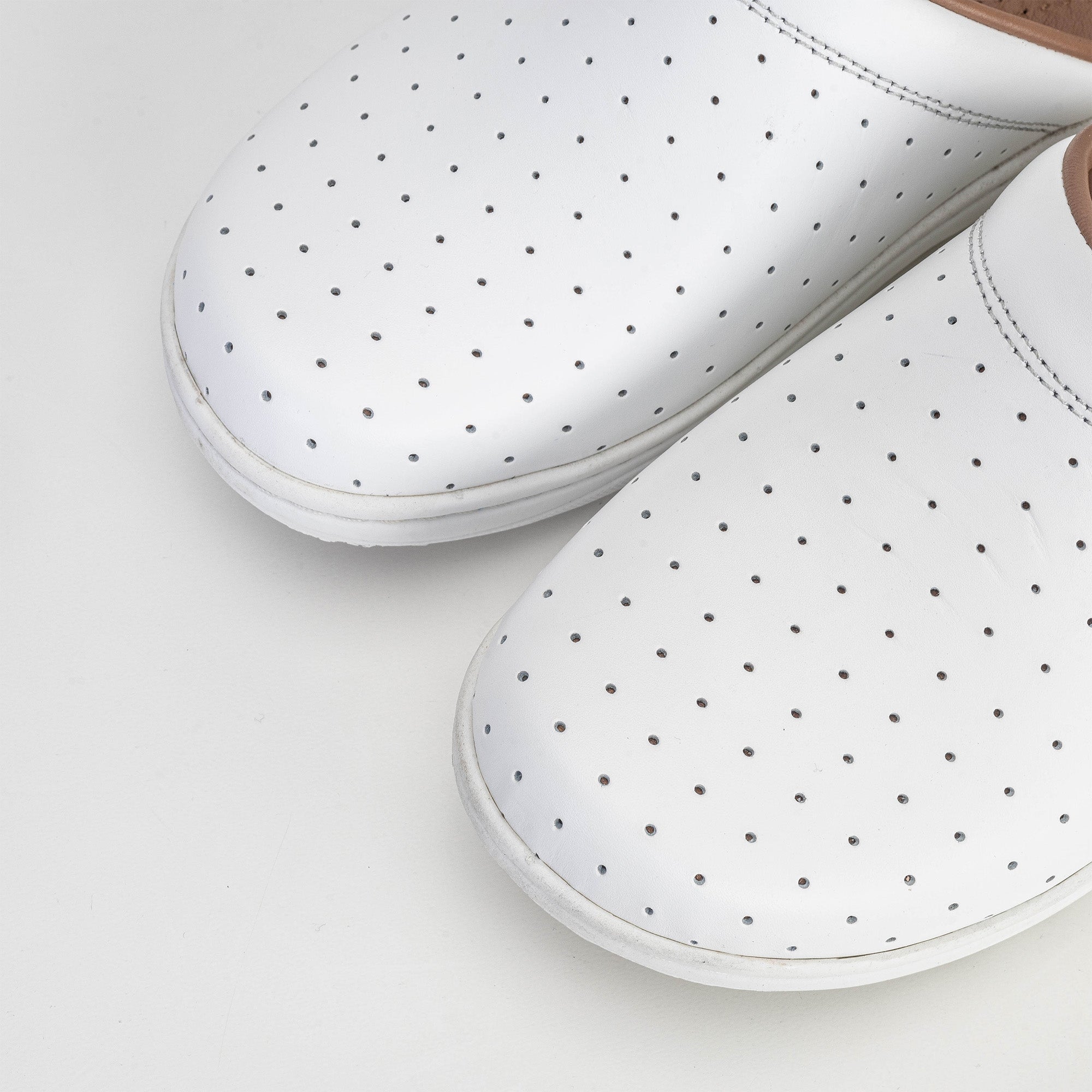 Volzak 015 Medical Leather Clog White