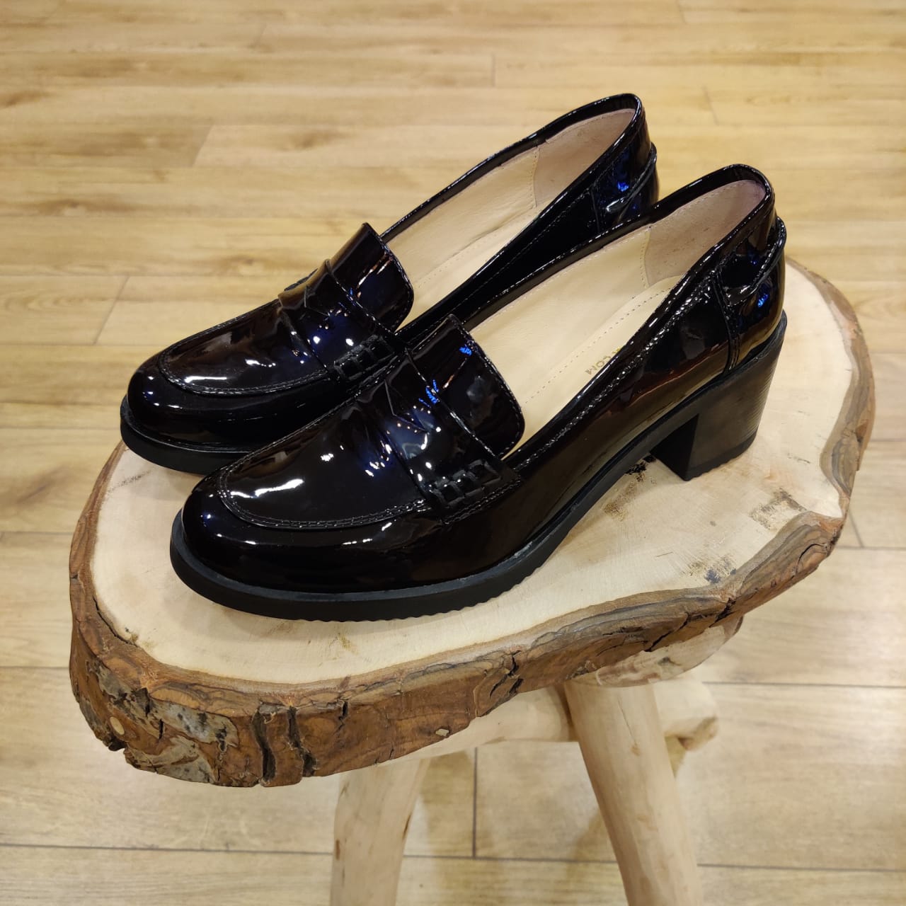 Volzak 806 chaussure en cuir noir vernis